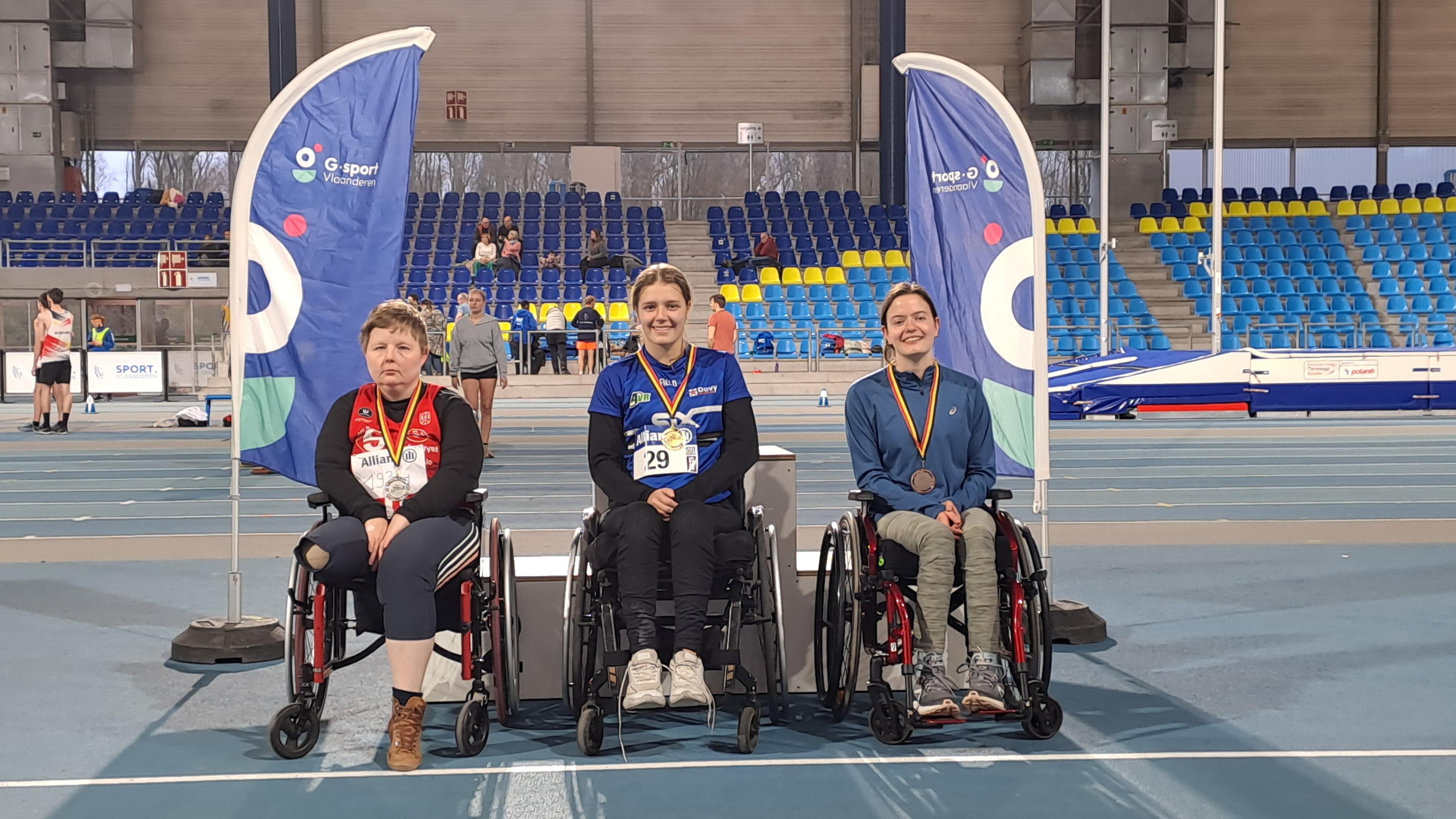 zittend-werpen-vrouwen-podium